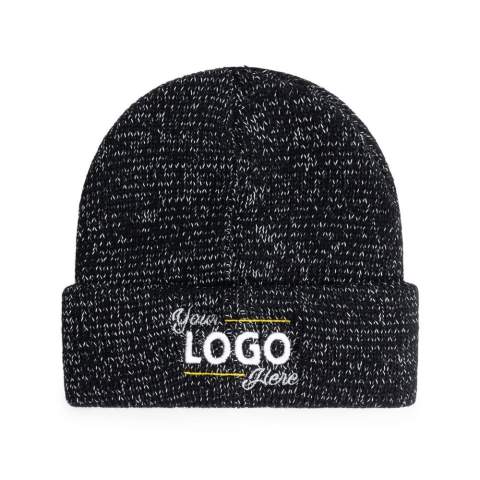 Ce bonnet garde votre tête bien au chaud et est doté d'un fil réfléchissant, qui est particulièrement visible à la tombée de la nuit. Style, chaleur et réflexion combinés !