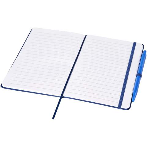 Gebundenes Notizbuch inklusive Stift mit farblich passendem Gummizug, Bandmarker und Stiftschlaufe. Mit 50 Blatt weißen, linierten Seiten. Farblich passender Stift mit schwarzer Tinte.