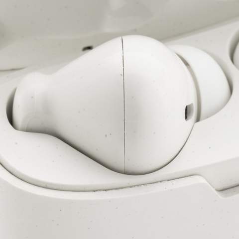 Die True-Wireless-Ohrhörer und das Ladeetui sind aus RCS (Recycled Claim Standard)-zertifiziert recyceltem ABS hergestellt. Gesamter Recyclinganteil: 56% basierend auf dem Gesamtgewicht des Artikels. Die RCS-Zertifizierung gewährleistet eine vollständig zertifizierte Lieferkette der recycelten Materialien. Die passgenauen Earbuds verfügen über einen 35mAh Akku für eine Spieldauer bei mittlerer Lautstärke von ca. 3h und lassen sich im 300mAh Ladecase innerhalb von 1,5h wieder aufladen. Mit Auto-Pairing-Funktion um sie ganz einfach mit Ihrem Mobilgerät zu koppeln. Mit BT 5.3 für eine optimale Verbindung auf bis zum 10m. Mit Stereofunktion und Mikrofon zur Annahme von Anrufen in Stereo und Touch-Sensor zum Stoppen der Musik oder zum Annehmen von Anrufen durch einfaches Antippen des Ohrhörers. Inklusive Ear-Tipsl in 3 Größen. Inklusive GRS-zertifiziertem Ladekabel aus recyceltem TPE. Verpackt in FSC®-Mix-Verpackung. Artikel und Zubehör 100% PVC frei.<br /><br />HasBluetooth: True<br />PVC free: true