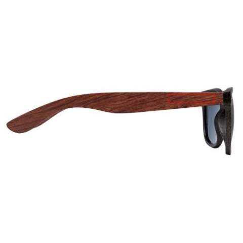 Deze duurzame zonnebril met retro-ontwerp is het ideale relatiegeschenk tijdens zomerfestivals, evenementen of andere zonnige buitenactiviteiten. Het frame is gemaakt van een mix van plastic en koffievezels, waardoor er minder nieuw plastic wordt gebruikt. De lichte en comfortabele armen zijn bovendien gemaakt van koffievezels uit duurzame, milieuvriendelijke en sociaal verantwoorde bronnen. Deze bril voldoet aan EN ISO 12312-1 en heeft UV400-glazen die zijn geclassificeerd als categorie 3, waardoor het de perfecte keuze is voor bescherming tegen fel zonlicht.