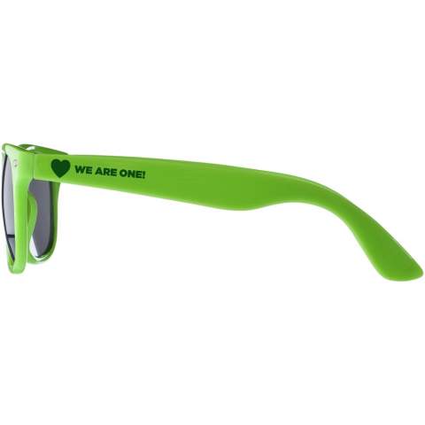 Ces lunettes de soleil au design rétro constituent un cadeau publicitaire idéal lors des festivals d'été, des événements ou d'autres activités de plein air ensoleillées. Ces lunettes sont conformes à la norme EN ISO 12312-1 et possèdent des verres UV400 classées en catégorie 3, ce qui en fait le choix idéal pour se protéger des rayons du soleil. Grâce à la matière plastique PC, les lunettes de soleil sont légères et confortables à porter.
