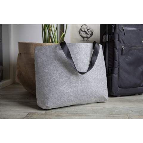 WoW! Shoulder bag in RPET felt. This felt comes from recycled PET bottles and recycled textiles. This stylishly designed bag goes with any outfit and is large enough to carry all your daily essentials. GRS-certified. Total recycled material: 92%. Capacity approx. 20 litres.