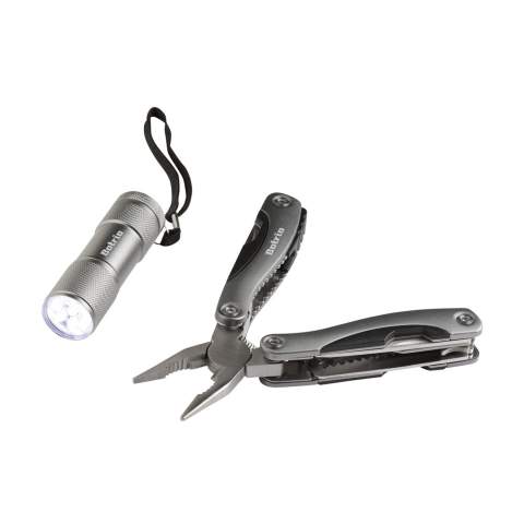 Geschenkset: 9-delige RVS multitang met 12 functies (tang, draadknipper, zaag, 2 schroevendraaiers, blikopener, flesopener, vijl, mes, philips kruiskopschroevendraaier, visschraper, visonthaker) en aluminium handgreep in metallic look. Aluminium staaflamp (Ø 2,7 x 9 cm) met 9 felwitte, energiezuinige LED-lampjes en afneembare lus. Incl. celbatterijen. Op het bezit en/of dragen van messen of multitools in het openbaar kunnen lokale regels van toepassing zijn. Per set in doos.