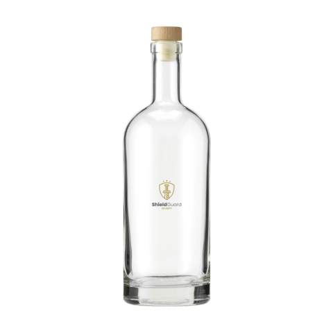 Bouteille d'eau en verre élégante avec bouchon en bois muni d'un bouchon synthétique et une base solide. Grâce à son design intemporel, cette bouteille est idéale comme bouteille de table et convient particulièrement à l'industrie de la gastronomie. La bouteille passe au lave-vaisselle, le bouchon avec liège ne passe pas au lave-vaisselle. Le lavage à la main est recommandé pour préserver l’impression. Capacité 1L.