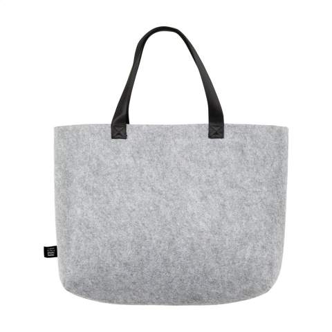 WoW! Shoulder bag in RPET felt. This felt comes from recycled PET bottles and recycled textiles. This stylishly designed bag goes with any outfit and is large enough to carry all your daily essentials. GRS-certified. Total recycled material: 92%. Capacity approx. 20 litres.