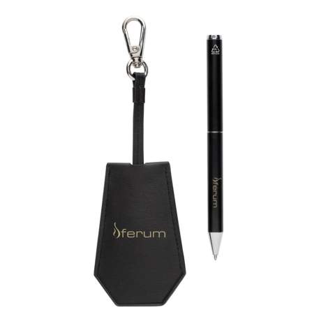 Améliorez votre quotidien avec notre organisateur de clés Swiss Peak Tula certifié RCS et notre stylo en aluminium recyclé, magnifiquement présentés dans un luxueux coffret cadeau. Fabriqué avec précision, le porte-clés assure une organisation élégante, tandis que le stylo en aluminium recyclé vous permet de mettre vos idées créatives sur papier, ce qui en fait un cadeau idéal. Fabriqué avec des matériaux recyclés certifiés RCS (Recycled Claim Standard). La certification RCS garantit une chaîne d'approvisionnement entièrement certifiée pour les matériaux recyclés. Ce produit contient 11 % de PU recyclé certifié RCS et 8 % d'aluminium recyclé certifié RCS.
