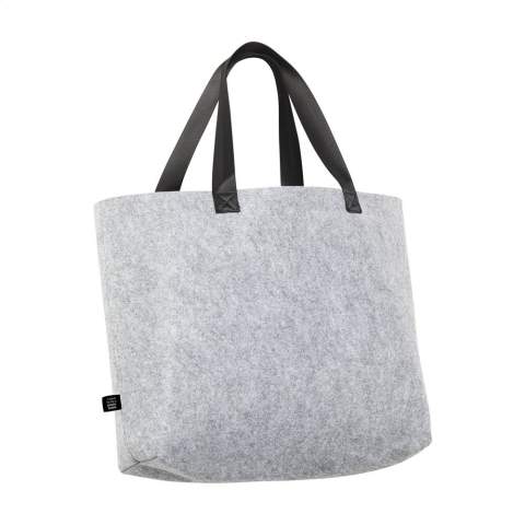 WoW! Shoulder bag in RPET felt. This felt comes from recycled PET bottles and recycled textiles. This stylishly designed bag goes with any outfit and is large enough to carry all your daily essentials. GRS-certified. Total recycled material: 92%. Capacity approx. 20 litres.