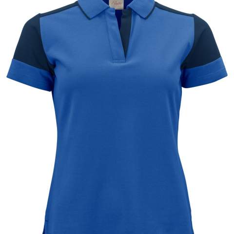 Bicolor polo piqué met korter knopenpad en contrasterende tipping aan de kraag zonder knopen. Contrasterend lint in de nek en aan de zijsplitjes. Uitscheurbaar neklabel en afzonderlijk geweven maatlabel. Aan de binnenzijde van de linkerzijnaad werd een zakje voorzien voor het innaaien van een waschip.  Oeko-Tex 100 gecertificeerd.