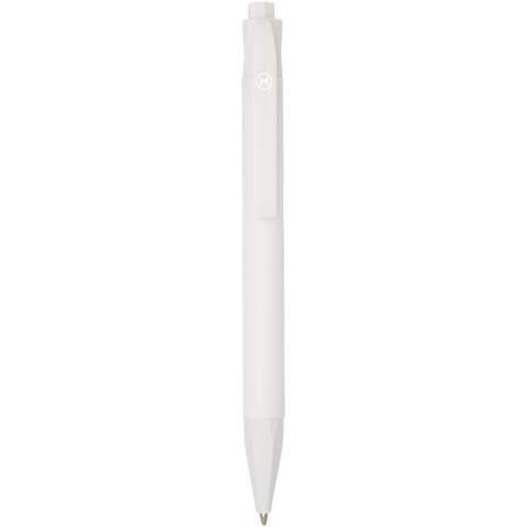 Hervulbare en duurzame balpen met klikmechanisme, gemaakt van 100% PLA (corn plastic) waardoor er minder plastic wordt gebruikt. Inclusief navulling met een schrijflengte van ongeveer 2000 meter. De pen wordt geleverd met blauwe vulling. Verpakt in een kartonnen pennenhoes.
