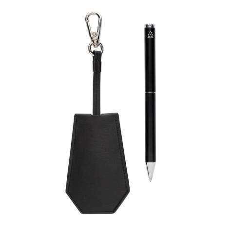 Améliorez votre quotidien avec notre organisateur de clés Swiss Peak Tula certifié RCS et notre stylo en aluminium recyclé, magnifiquement présentés dans un luxueux coffret cadeau. Fabriqué avec précision, le porte-clés assure une organisation élégante, tandis que le stylo en aluminium recyclé vous permet de mettre vos idées créatives sur papier, ce qui en fait un cadeau idéal. Fabriqué avec des matériaux recyclés certifiés RCS (Recycled Claim Standard). La certification RCS garantit une chaîne d'approvisionnement entièrement certifiée pour les matériaux recyclés. Ce produit contient 11 % de PU recyclé certifié RCS et 8 % d'aluminium recyclé certifié RCS.
