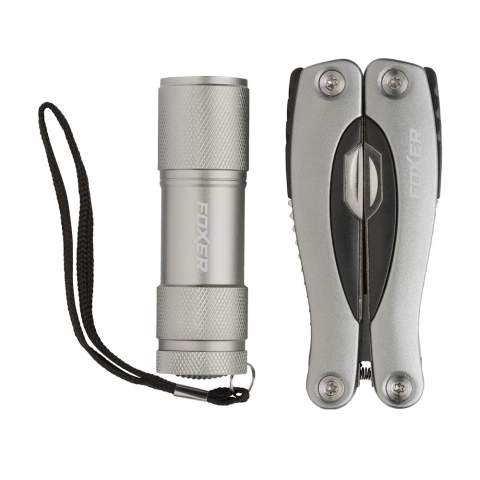 Geschenkset: 9-delige RVS multitang met 12 functies (tang, draadknipper, zaag, 2 schroevendraaiers, blikopener, flesopener, vijl, mes, philips kruiskopschroevendraaier, visschraper, visonthaker) en aluminium handgreep in metallic look. Aluminium staaflamp (Ø 2,7 x 9 cm) met 9 felwitte, energiezuinige LED-lampjes en afneembare lus. Incl. celbatterijen. Op het bezit en/of dragen van messen of multitools in het openbaar kunnen lokale regels van toepassing zijn. Per set in doos.
