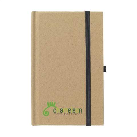 A6-formaat notitieboekje van gerecycled materiaal. Met ca. 80 vel/160 pagina's crèmekleurig, gelinieerd FSC Mix gecertificeerd papier (70 g/m²), handige penlus en elastische sluiting.