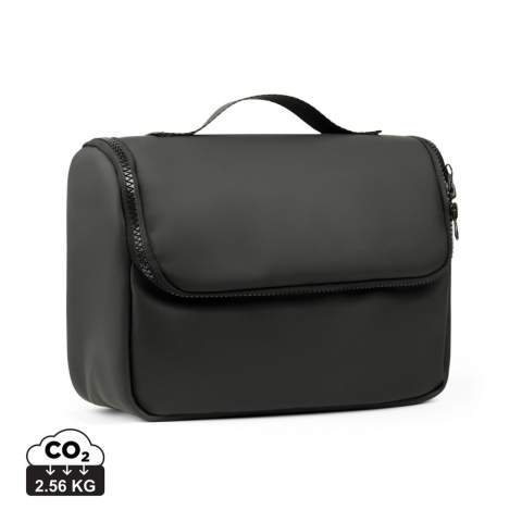 Trousse de toilette de voyage dont la matière nubuck-PU déperlant est à la fois élégante et pratique. La matière est facile à nettoyer et résiste à l'eau, ce qui la rend parfaite pour une utilisation en déplacement. L'intérieur du sac est conçu pour une organisation optimale, avec plusieurs poches pour tous les articles de toilette essentiels. La trousse est également munie d'un crochet, ce qui permet de la suspendre facilement en voyage.