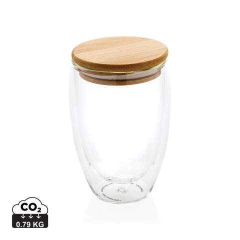 Dieses doppelwandige Borosilikatglas mit Bambusdeckel hat ein schlankes 2-Lagen-Design, das all Ihre Lieblingsgetränke so richtig schön zur Geltung kommen lässt! Egal was Sie servieren, ob heißen Cappuccino, Tee oder Latte, Ihre Hand bleibt kühl. Es wird empfohlen, das Glas und den Bambusdeckel von Hand zu waschen. Kapazität 350ml. BPA frei.