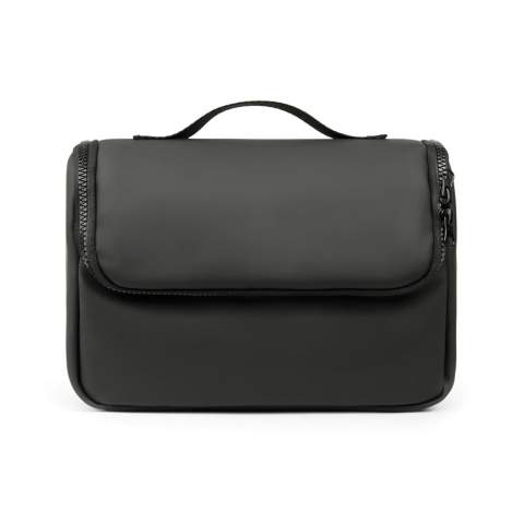 Trousse de toilette de voyage dont la matière nubuck-PU déperlant est à la fois élégante et pratique. La matière est facile à nettoyer et résiste à l'eau, ce qui la rend parfaite pour une utilisation en déplacement. L'intérieur du sac est conçu pour une organisation optimale, avec plusieurs poches pour tous les articles de toilette essentiels. La trousse est également munie d'un crochet, ce qui permet de la suspendre facilement en voyage.