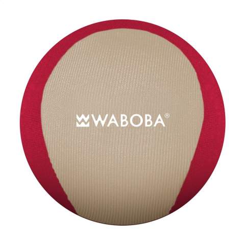 Waboba Wasser-Springball. Waboba steht für Water Bouncing Ball. Dieser kleine, aber kraftvolle Ball springt schnell, weit und bis zu 4 Meter hoch auf der Wasseroberfläche. Dieser Ball garantiert Unterhaltung und Wasserspaß im Schwimmbad, im Meer und in anderen Freizeitgewässern, in denen man schwimmen kann. Der Ball ist wasserdicht, treibt an der Wasseroberfläche und ist mit einem hochwertigen Gelkern mit einer Außenschicht aus Lycra ausgestattet. Dieses Produkt ist weltweit patentiert.