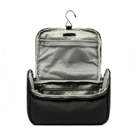 Trousse de toilette de voyage dont la matière nubuck-PU déperlant est à la fois élégante et pratique. La matière est facile à nettoyer et résiste à l'eau, ce qui la rend parfaite pour une utilisation en déplacement. L'intérieur du sac est conçu pour une organisation optimale, avec plusieurs poches pour tous les articles de toilette essentiels. La trousse est également munie d'un crochet, ce qui permet de la suspendre facilement en voyage.
