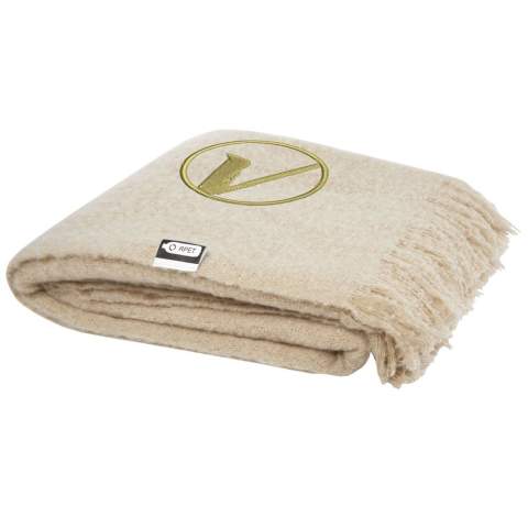 Ultrazachte GRS gerecyclede deken, omwikkeld met een 190T RPET-lint. Verpakt in een gerecyclede polybag. Lengte franjes: 10 cm aan elke kant. Afmetingen lint: 72 cm x 4 cm.