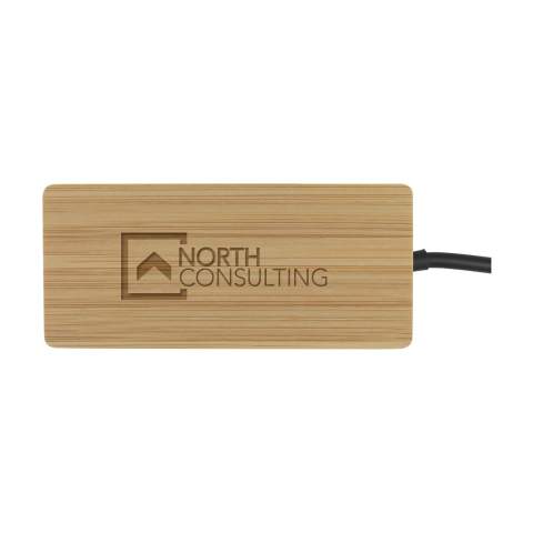 USB 2.0-HUB mit  FSC 100 % Bambusgehäuse. Ausgestattet mit 1 USB-A-Anschluss und 3 USB-C-Anschlüssen zum Anschluss weiterer Geräte. Inklusive Typ-C-Kabel und Gebrauchsanweisung. Bambus ist ein natürliches Material. Deshalb kann die Farbe je nach Produkt variieren. Pro Stück in einer Verpackung.