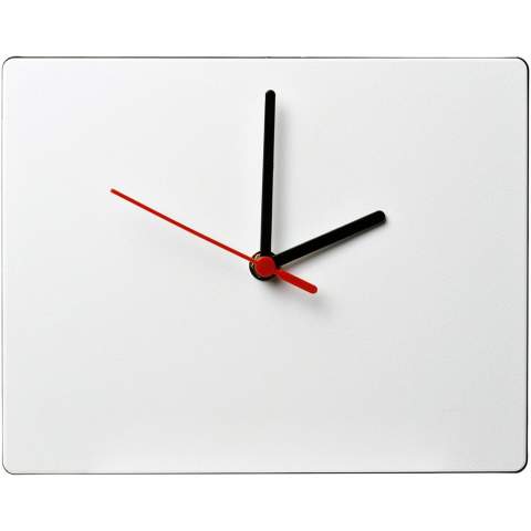 Horloge murale ornée d’un étiquetage moulé dynamique, pour une visibilité exceptionnelle de la marque. Cadran fabriqué avec un minimum de 97 % de matériaux recyclés.