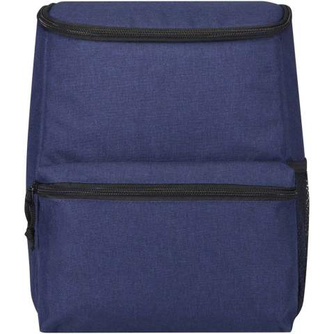 Der Tundra Kühlrucksack verfügt über ein großes PEVA-gefüttertes Hauptfach mit Reißverschluss, wodurch er sich ideal für Wanderungen oder Picknicks eignet. Der Kühlrucksack wird aus GRS zertifiziertem, recyceltem PET Kunststoff hergestellt. Hat eine seitliche Netztasche für eine Wasserflasche, und die vordere Reißverschlusstasche eignet sich für kleinere Gegenstände. Die gepolsterten Schultergurte lassen sich für einen perfekten und bequemen Sitz verstellen.