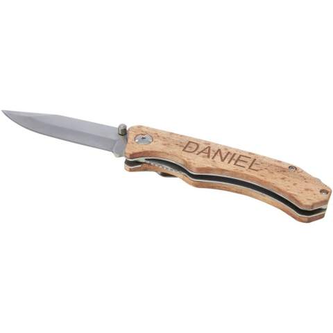 Sterk, duurzaam en compact zakmes van kwalitatief roestvrijstaal met beukenhouten handvatten. Een onmisbaar accessoire voor elke scout, klusser en andere survival- of outdoorliefhebbers. Het gebruikte beukenhout is van duurzame, milieuvriendelijke, maatschappelijk verantwoorde bronnen. Het mes wordt geleverd met een veiligheidsslot en een riemclip en heeft een geopende afmeting van 19 x 2 x 2,5 cm en gesloten is het 11 x 2 x 2,5 cm. Wordt geleverd met een handleiding en is verpakt in een geschenkverpakking van gerecycled karton met een afmeting van 14 x 4 x 3,5 cm. Lasergraveren wordt aanbevolen als een duurzame printoptie.