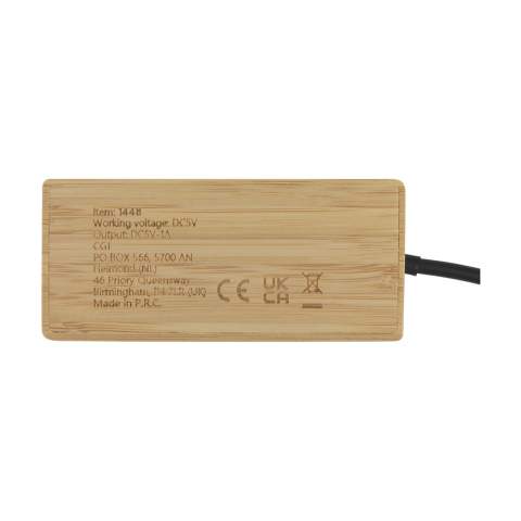 USB 2.0-HUB mit  FSC 100 % Bambusgehäuse. Ausgestattet mit 1 USB-A-Anschluss und 3 USB-C-Anschlüssen zum Anschluss weiterer Geräte. Inklusive Typ-C-Kabel und Gebrauchsanweisung. Bambus ist ein natürliches Material. Deshalb kann die Farbe je nach Produkt variieren. Pro Stück in einer Verpackung.