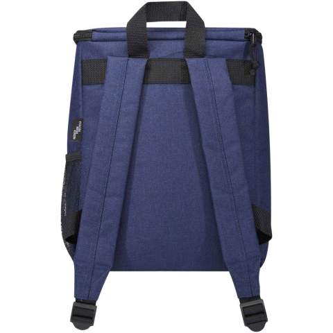 Der Tundra Kühlrucksack verfügt über ein großes PEVA-gefüttertes Hauptfach mit Reißverschluss, wodurch er sich ideal für Wanderungen oder Picknicks eignet. Der Kühlrucksack wird aus GRS zertifiziertem, recyceltem PET Kunststoff hergestellt. Hat eine seitliche Netztasche für eine Wasserflasche, und die vordere Reißverschlusstasche eignet sich für kleinere Gegenstände. Die gepolsterten Schultergurte lassen sich für einen perfekten und bequemen Sitz verstellen.