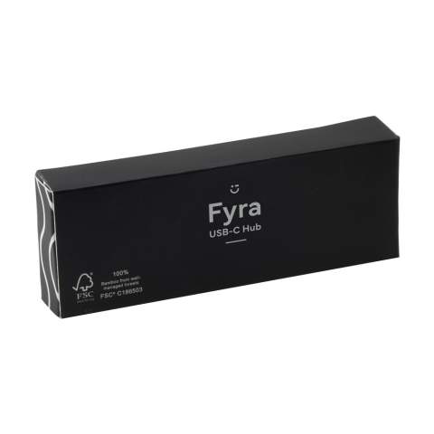 USB 2.0-HUB mit  FSC 100 % Bambusgehäuse. Ausgestattet mit 1 USB-A-Anschluss und 3 USB-C-Anschlüssen zum Anschluss weiterer Geräte. Inklusive Typ-C-Kabel und Gebrauchsanweisung. Bambus ist ein natürliches Material. Deshalb kann die Farbe je nach Produkt variieren. Pro Stück in einer Verpackung.