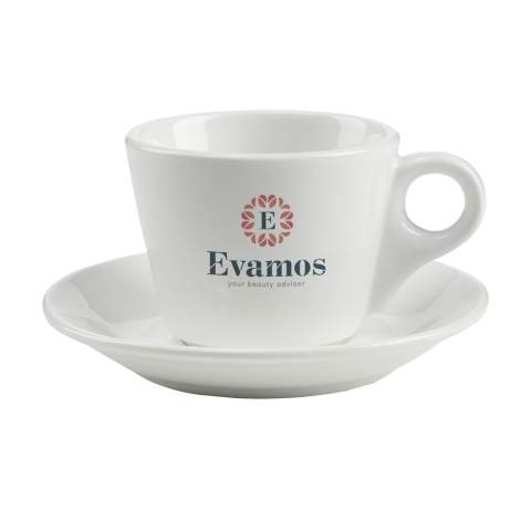 Tasse et sous-tasse en céramique de haute qualité. Passe au lave-vaisselle. Impression résistante au lave-vaisselle et certifiée selon EN12875-2. Dim. tasse 7 x Ø 8,5 cm. Dim. sous-tasse Ø 13,8 cm. Capacité 205 ml.