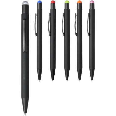 Gummierter Stylus-Kugelschreiber mit Klickmechanismus. Die Farbe der Stylusspitze entspricht der lasergravierten Unterschicht des Stiftes. Der Stift hat einen Metallclip und einen Gummi-Eingabestift und ist aus Aluminium gefertigt. Schreiblänge: 450 m.