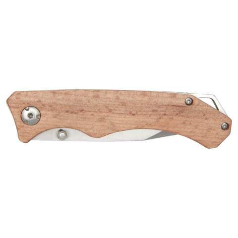 Sterk, duurzaam en compact zakmes van kwalitatief roestvrijstaal met beukenhouten handvatten. Een onmisbaar accessoire voor elke scout, klusser en andere survival- of outdoorliefhebbers. Het gebruikte beukenhout is van duurzame, milieuvriendelijke, maatschappelijk verantwoorde bronnen. Het mes wordt geleverd met een veiligheidsslot en een riemclip en heeft een geopende afmeting van 19 x 2 x 2,5 cm en gesloten is het 11 x 2 x 2,5 cm. Wordt geleverd met een handleiding en is verpakt in een geschenkverpakking van gerecycled karton met een afmeting van 14 x 4 x 3,5 cm. Lasergraveren wordt aanbevolen als een duurzame printoptie.