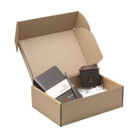 Un coffret cadeau parfait pour de nombreuses occasions différentes. Quelle que soit la célébration : accueillir un nouveau collègue, offrir un cadeau de fin d'année, témoigner votre appréciation aux collaborateurs, ou tout simplement renforcer vos relations professionnelles, vous laisserez un souvenir impérissable avec ce coffret cadeau. Dans ce coffret, vous trouverez les éléments suivants : • W360.40 Coffee Mug On The Go 250 ml • W001.40 Coffee Notebook A5 • W075.4020 Coffee Pen.  Personnalisez ce coffret en imprimant un nom, une citation ou un logo sur chaque produit. Ces produits sont livrés sous forme de coffret dans une boîte cadeau kraft.