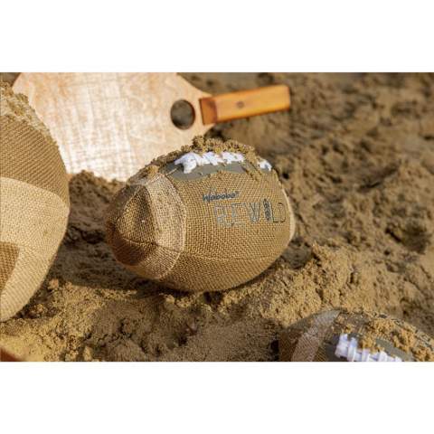 Ballon de rugby (Ø 10 cm) de la première gamme au monde d'équipements de plage et de sports de plein air durables fabriqués à partir de plantes. Une combinaison de jute, de caoutchouc naturel et de bois.  Waboba utilise des matériaux respectueux de l'environnement et reverse une partie de ses bénéfices à des organisations engagées dans la protection et la préservation de l'environnement. Chaque article est fourni dans une boite individuelle en papier kraft marron.