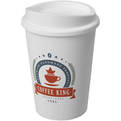 Le gobelet à paroi simple Americano® Switch est parfait pour les cafés à emporter. D'une capacité de 300 ml et doté d'un couvercle à clipser, il est idéal pour remplacer les verres à usage unique. Le gobelet passe au lave-vaisselle, au micro-ondes et ne contient pas de bisphénol A. Dans la famille Americano® Switch, vous pouvez personnaliser votre gobelet en y ajoutant un couvercle et une poignée. Fabriqué au Royaume-Uni et Emballé dans un sac en plastique PE recyclé.
