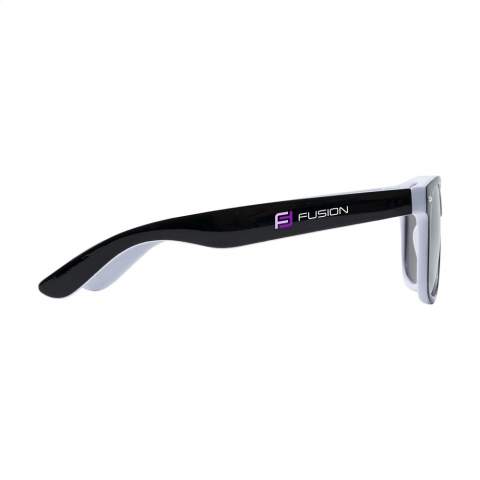 Auffallende Sonnenbrille mit verspiegelten Gläsern. Das Gestell vereint zwei unterschiedliche Farben. Die Farbe der Brillengläser passt perfekt zur Gestellfarbe. Mit UV 400 Schutz (gemäß europäischen Standards).