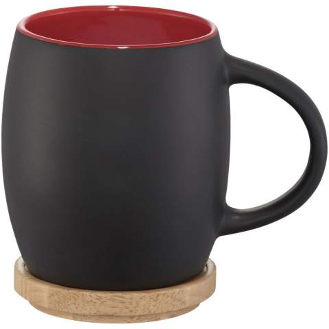 De gezellige Heart 400 ml keramische mok met matte afwerking en houten onderzetter is een trendy metgezel voor een warme drank op koude winterdagen. Het ronde design valt overal op, net als het kleuraccent aan de binnenkant. Het keramische materiaal is hittebestendig en de onderzetter kan ook als deksel worden gebruikt. De Hearth mok (inclusief opdruk) is vaatwasmachinebestendig volgens EN12875-1 voor minstens 125 wasbeurten. 