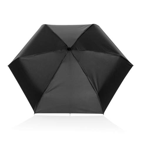 Dieser Aware™ RPET Super-Mini-Schirm verfügt über fünf Abschnitte, wodurch er ultrakompakt wird. Durch seine ultraschlanke Größe lässt er sich leicht in jede Tasche stecken. Er besteht aus 100% rPET 190T-Pongee mit AWARE™-Tracer und gewährleistet so die tatsächliche Verwendung recycelter Materialien. Der Stahlschaft und -rahmen sorgen in Kombination mit 8 Fiberglas-Streben in einem zweiteiligen Design für Langlebigkeit und Windbeständigkeit. Er verfügt über ein manuelles Öffnungs- und Schließsystem und einen PP-Griff mit PU-Beschichtung für einen bequemen Griff. Der Regenschirm enthält einen digitalen Produktpass. Er ist PVC-frei und einzeln in einem Polybeutel mit einer Chargennummer verpackt.<br /><br />UmbrellaMechanism: Manuell öffnen/schließen<br />IsStormproof: true