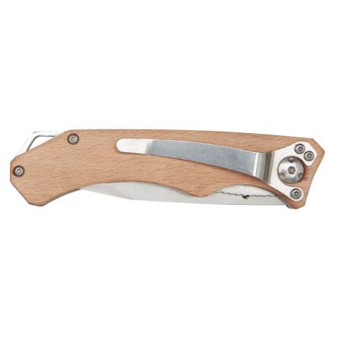Sterk, duurzaam en compact zakmes van kwalitatief roestvrijstaal met beukenhouten handvatten. Een onmisbaar accessoire voor elke scout, klusser en andere survival- of outdoorliefhebbers. Het gebruikte beukenhout is van duurzame, milieuvriendelijke, maatschappelijk verantwoorde bronnen. Het mes wordt geleverd met een veiligheidsslot en een riemclip en heeft een geopende afmeting van 19 x 2 x 2,5 cm en gesloten is het 11 x 2 x 2,5 cm. Wordt geleverd met een handleiding en is verpakt in een geschenkverpakking van gerecycled karton met een afmeting van 14 x 4 x 3,5 cm. Lasergraveren wordt aanbevolen als een duurzame printoptie.