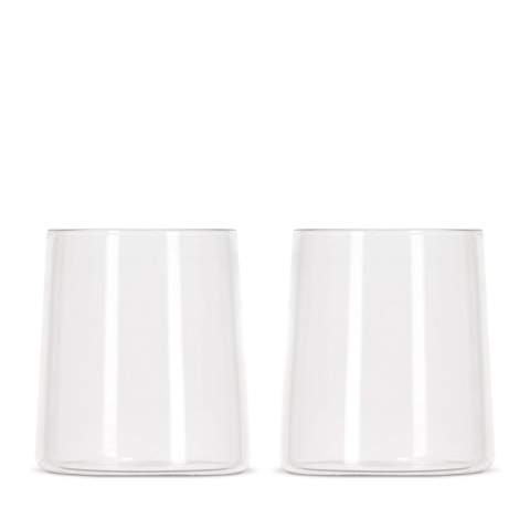 Das InSideOut Elin Glas-Set besteht aus 2 Gläsern von 270 ml, hergestellt aus Borosilikat, einem hitzebeständigen und sehr starken Glas. Das Design ist einfach, aber stilvoll, ohne Schnickschnack oder zusätzliche Ränder und daher perfekt mit anderen Geschirr oder Tischkultur zu kombinieren. Die Gläser werden in einer Geschenkbox geliefert, sind mikrowellengeeignet und können mit einer Gravur versehen werden.
