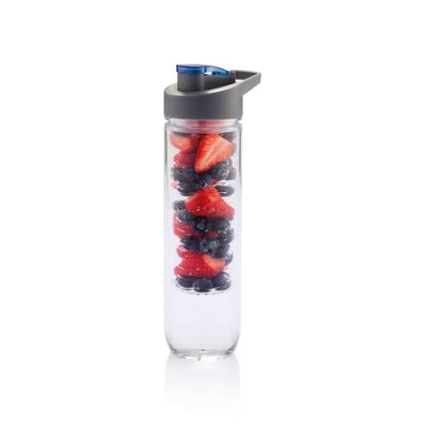 800ml Tritan Flasche mit Früchte-Aromafach. Bereichern Sie Ihr Wasser mit Vitaminen und einer Menge Geschmack durch das einfache Hinzufügen von frischen Früchten im Aromafach. Dieses Fach kann durch das Zusetzen von Eiswürfeln auch als Kühlfach verwendet werden. Nur Handwäsche.