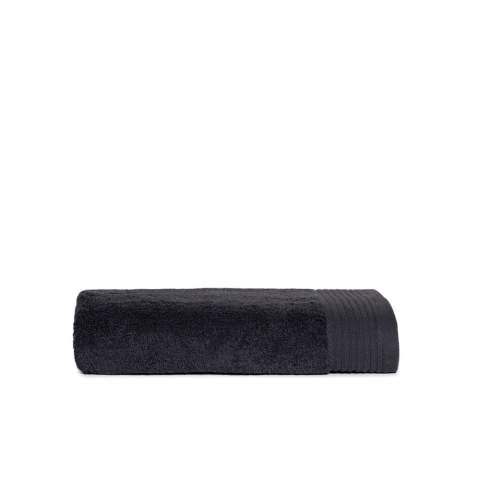 Das T1-DELUXE70 Deluxe Badetuch Anthrazit Luxus-Badetuch von 70 x 140 cm ist ideal im Badezimmer oder im Fitnessstudio.<br />Genießen Sie die Weichheit dank einer Stoffstärke von 550 g/m2.<br />Durch die gekämmte Baumwolle hat dieses Handtuch eine hohe Saugfähigkeit.<br />Für mehr Benutzerfreundlichkeit sorgt die praktische Aufhängeöse.<br />Wählen Sie aus den wunderschönen, von Lateinamerika inspirierten Farben.