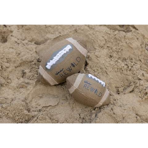 Rugbyball (Ø 10 cm) aus der weltweit ersten Linie nachhaltiger Strand- und Outdoor-Sportgeräte aus Pflanzen. Eine Kombination aus Jute, Naturkautschuk und Holz.  Waboba verwendet umweltfreundliche Materialien und spendet einen Teil des Gewinns an Organisationen, die sich für den Schutz und die Erhaltung der Umwelt einsetzen. Wird einzeln in einem Kraftkarton geliefert.