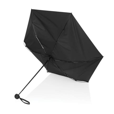 Dieser Aware™ RPET Super-Mini-Schirm verfügt über fünf Abschnitte, wodurch er ultrakompakt wird. Durch seine ultraschlanke Größe lässt er sich leicht in jede Tasche stecken. Er besteht aus 100% rPET 190T-Pongee mit AWARE™-Tracer und gewährleistet so die tatsächliche Verwendung recycelter Materialien. Der Stahlschaft und -rahmen sorgen in Kombination mit 8 Fiberglas-Streben in einem zweiteiligen Design für Langlebigkeit und Windbeständigkeit. Er verfügt über ein manuelles Öffnungs- und Schließsystem und einen PP-Griff mit PU-Beschichtung für einen bequemen Griff. Der Regenschirm enthält einen digitalen Produktpass. Er ist PVC-frei und einzeln in einem Polybeutel mit einer Chargennummer verpackt.<br /><br />UmbrellaMechanism: Manuell öffnen/schließen<br />IsStormproof: true