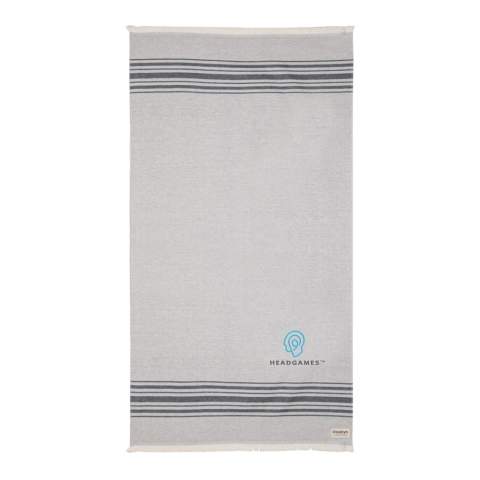 Serviette 100x180cm légère, fabriquée à partir de 12 % de coton recyclé. Douce, très absorbante, résistante au sable et à séchage rapide. Les serviettes de hammam sont multifonctionnelles : vous pouvez également l'utiliser pour un pique-nique, couverture pour bébé ou comme serviette de yoga, de plage et de gymnastique. Avec traceur AWARE™ qui valide l'utilisation authentique du coton recyclé. Chaque serviette permet d'économiser 597,8 litres d'eau. 2 % des recettes de chaque produit Impact vendu seront reversés à Water.org. Lavable en machine. Fabriqué au Portugal.