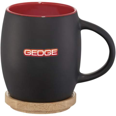 De gezellige Heart 400 ml keramische mok met matte afwerking en houten onderzetter is een trendy metgezel voor een warme drank op koude winterdagen. Het ronde design valt overal op, net als het kleuraccent aan de binnenkant. Het keramische materiaal is hittebestendig en de onderzetter kan ook als deksel worden gebruikt. De Hearth mok (inclusief opdruk) is vaatwasmachinebestendig volgens EN12875-1 voor minstens 125 wasbeurten. 
