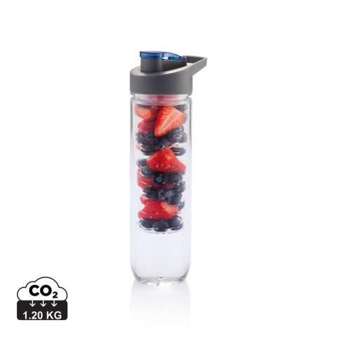 800ml Tritan Flasche mit Früchte-Aromafach. Bereichern Sie Ihr Wasser mit Vitaminen und einer Menge Geschmack durch das einfache Hinzufügen von frischen Früchten im Aromafach. Dieses Fach kann durch das Zusetzen von Eiswürfeln auch als Kühlfach verwendet werden. Nur Handwäsche.