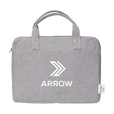 Sac pour ordinateur portable et spacieux de la marque néerlandaise Wolkat. Chez Wolkat, l'ensemble du processus est maîtrisé, depuis la collecte, le tri, le recyclage, la filature et le tissage - toutes ses opérations se font au même endroit. À aucun moment pendant le processus de recyclage des textiles, de l'eau, de la peinture ou des produits chimique ne sont utilisés. Wolkat déchiquette ces textiles et les transforme en fibres pures, qui sont ensuite envoyées à sa propre filature basée au Maroc. Dans cette filature, les fils sont filés en différentes épaisseurs et qualités. Ceux-ci sont alors utilisés pour fabriquer des produits tels que ce sac pour ordinateur portable, composé de 52% de textiles de consommation recyclés et de 48% de PET recyclé. Convient pour transporter un ordinateur portable de 15,6 pouces. Avec une fermeture éclair, deux poignées renforcées et une base renforcée. Soigneusement fini avec une doublure intérieure et une poche zippée supplémentaire à l'intérieur.