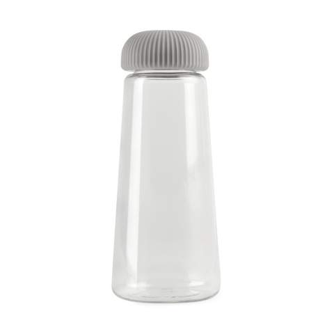 Deze unieke kegelvormige drinkfles heeft een gripvriendelijk dop en een ergonomische vorm die stijlvol en comfortabel in gebruik is. Het innovatieve ontwerp zorgt voor meer stabiliteit en een aantrekkelijke look. Deze praktische drinkfles spreekt mensen aan die waarde hechten aan een slim ontwerp en een bewuste benadering van materialen. De RCS-gecertificeerde body van gerecycled PET laat zien dat het bedrijf zich inzet voor verantwoorde materiaalinkoop, met 66% gerecycled materiaal op basis van het totale productgewicht. Alleen geschikt voor koude dranken. Inclusief FSC-gecertificeerde kraft verpakking.