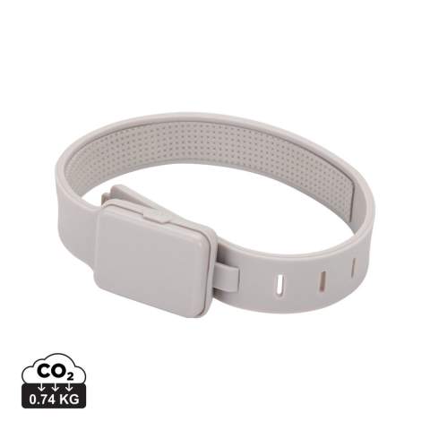 Brassard LED rechargeable Lumi Sprint est idéale pour des courses nocturnes sûres. Avec son design élégant et son poids de seulement 39,6 grammes, cette lampe ultra-fine. Elle offre un éclairage puissant grâce à sa LED COB de 90 lumens et propose trois modes d'éclairage : blanc, rouge et blanc/rouge clignotant, pour une excellente visibilité. Conçue pour être durable et étanche (IPX4), elle résiste à la pluie et à la transpiration sans problème. Son boîtier est en plastique ABS recyclé certifié RCS. La norme RCS (Recycled Claim Standard) vérifie le contenu recyclé d'un produit tout au long de sa chaîne d'approvisionnement. Contenu recyclé total : 17 % du poids total de l'article. La batterie Li-Ion rechargeable de 400 mAh offre jusqu'à 2 heures d'autonomie et se recharge complètement en seulement 1,25 heure grâce au câble de charge USB-C en TPE recyclé certifié RCS inclus. Sans PVC . Livré dans un emballage FSC®.<br /><br />Lightsource: COB LED<br />PVC free: true